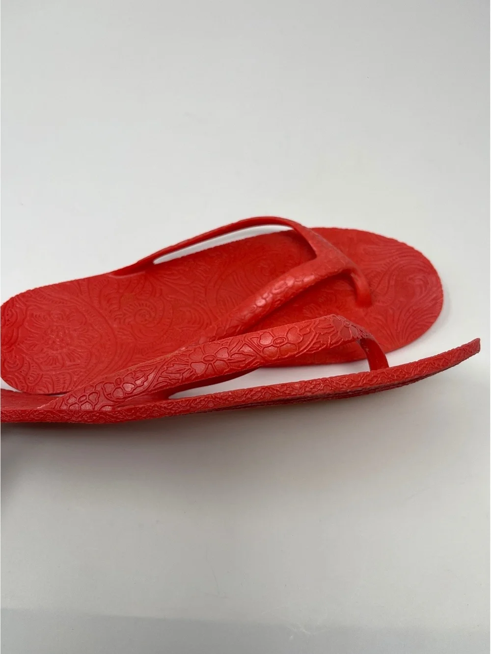 Womens Red Floral Embossed Rubber Flip Flops Sandals Flat Thong Slip On Shoes S